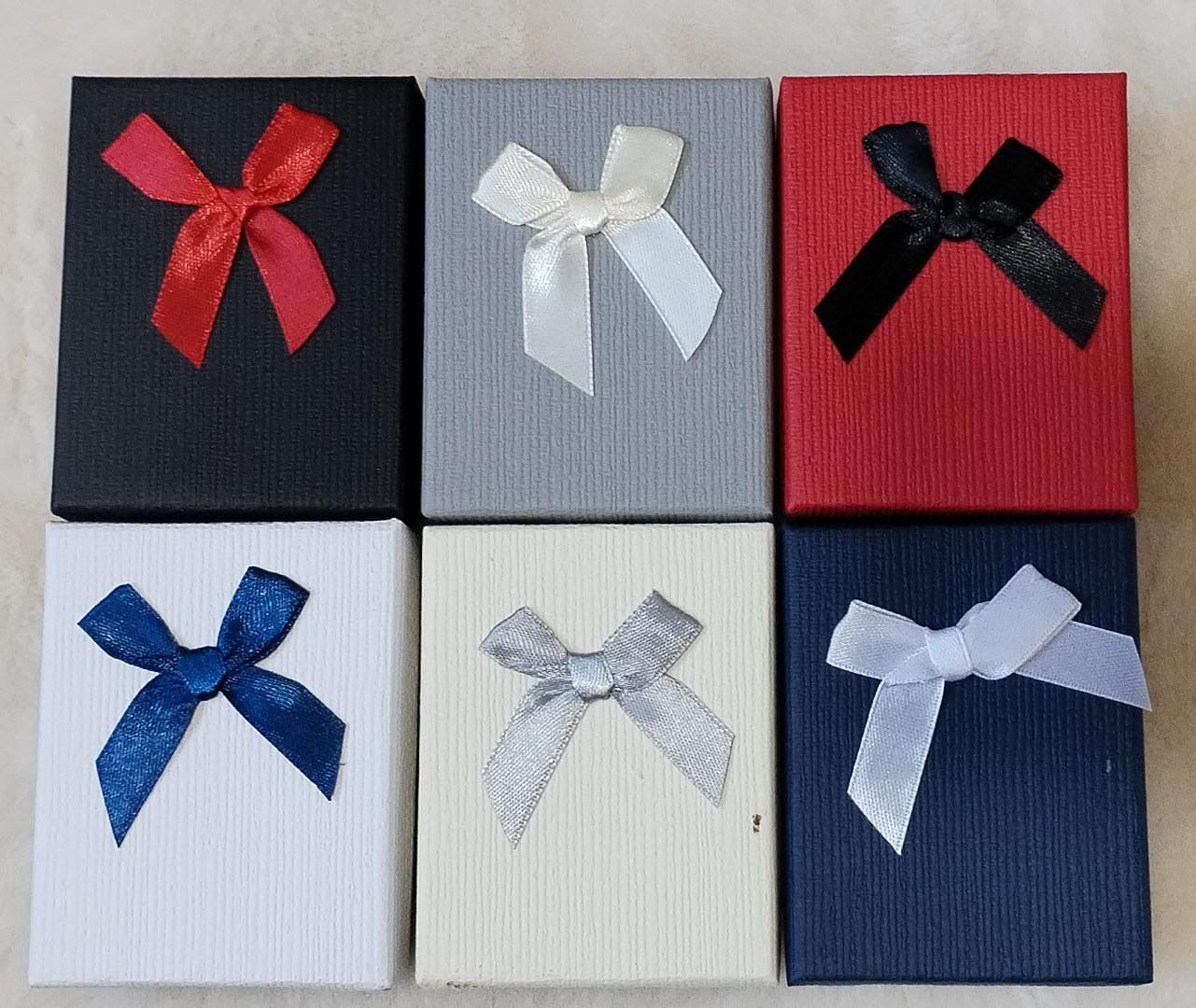 Docena de cajas multicolor con moño 7*9