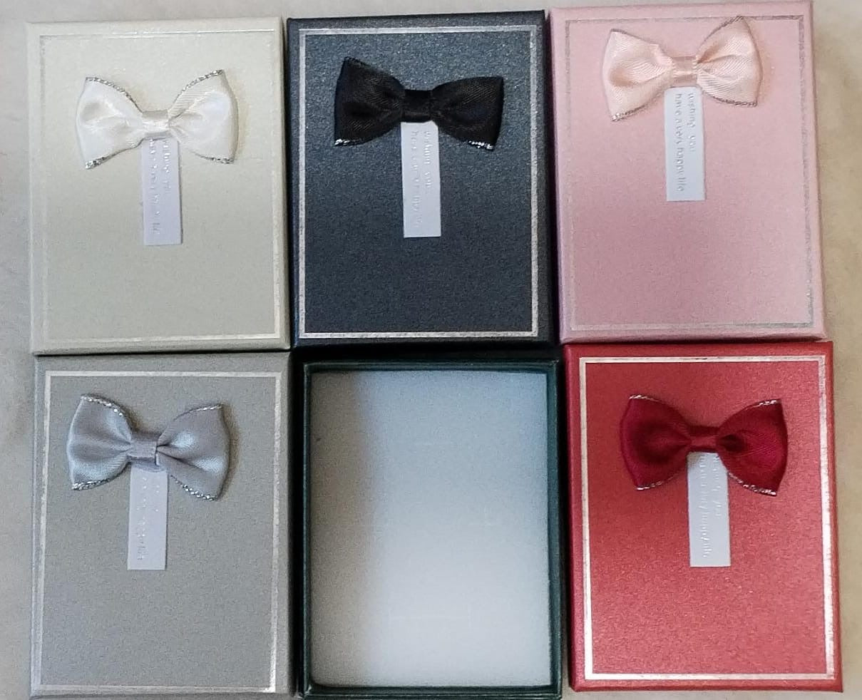 Docena de cajas multicolor con moño 7*9