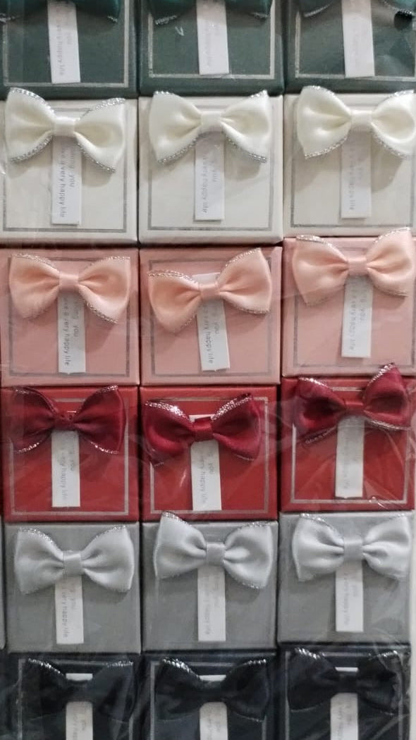 Docena de cajas con moño multicolor 5*5