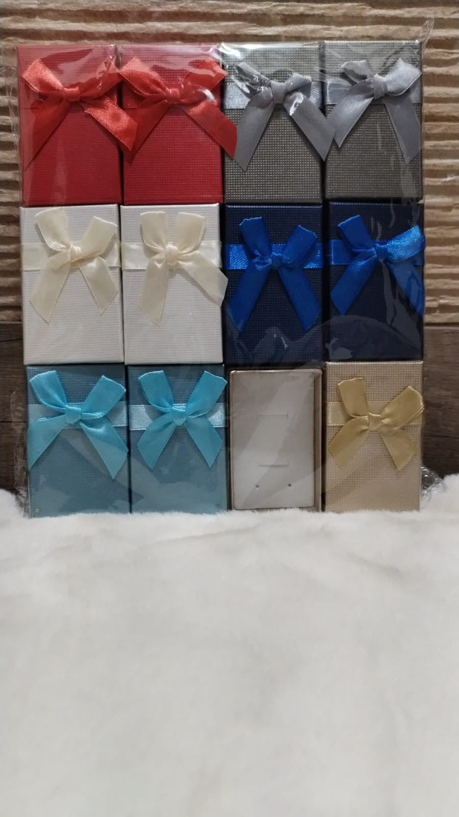 Docenas de cajas con moño multicolor