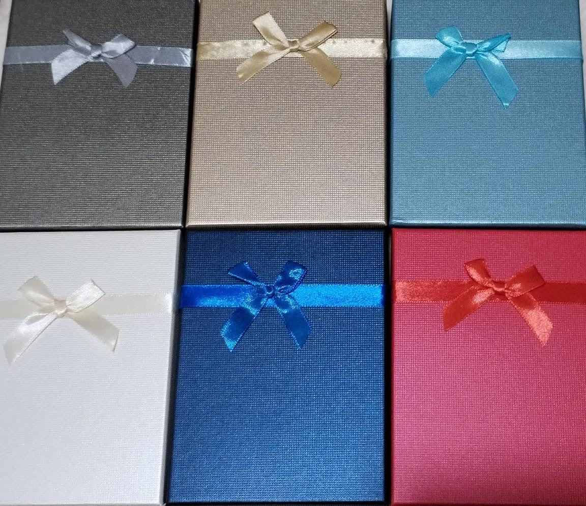Media docena de cajas multicolor con moño 12*16